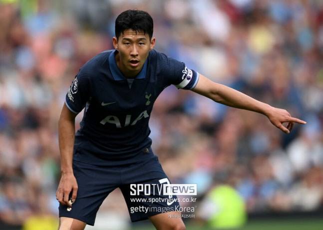 ▲&nbsp;손흥민은 2015년 토트넘에서 뛴 이후 상징적인 선수가 됐다. 이제는 핵심을 넘어 레전드다. 해리 케인, 크리스티안 에릭센 등이 우승을 위해 팀을 떠나는 동안 토트넘을 지켰는데 2024-25시즌 유럽축구연맹(UEFA) 유로파리그에서 맨체스터 유나이티드를 꺾고 정상을 밟았다. 손흥민에게는 프로 데뷔 첫 메이저 대회 우승이고, 토트넘에는 41년 만에 유럽대항전 트로피다. 토트넘은 올해 초 손흥민과 1년 연장 계약 옵션을 발동해 2026년까지 동행을 유지했다. 하지만 유로파리그 우승 기쁨이 지나가고 2025년 여름 이적 시장이 열리자 손흥민과 결별을 고민하는 모양새다.