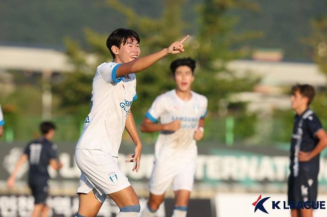 ▲ 매탄고 출신인 박승수는 지난해 7월 국내 축구계 주목을 한몸에 받았다. 만 16세 나이로 수원과 준 프로 계약을 맺어 K리그 최연소 준 프로 선수에 이름을 올렸다. 연착륙에 성공했다. 지난해 6월 19일 포항 스틸러스와 코리아컵 16강에 출전하며 만 17세 3개월 2일 나이에 데뷔전을 치른 박승수는 빠른 돌파 능력을 바탕으로 프로 첫 경기부터 공격포인트를 신고했다(1도움). 이어 3일 뒤 성남FC전으로 K리그2 데뷔전까지 치러내며 K리그 역대 최연소 출전 기록까지 세웠다. 20라운드 안산그리너스와 경기에선 코너킥에서 헤딩골로 만 17세 3개월 13일 나이로 K리그 통산 최연소 득점 기록을 갈아치웠다. ⓒ 한국프로축구연맹