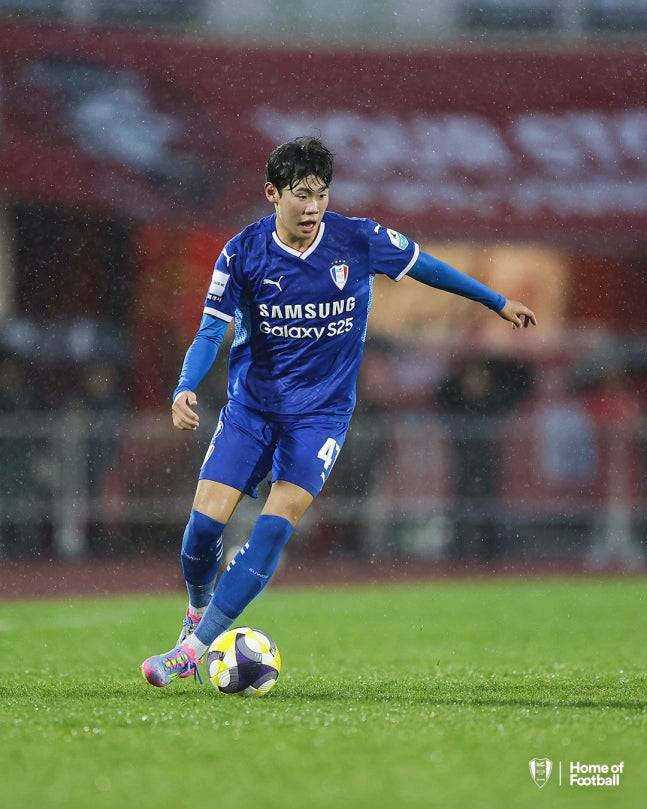 ▲ 지난해 7월 만 16세 나이로 수원 삼성과 준 프로 계약을 체결해 이 부문 최연소 기록을 쓴 '괴물 신인' 박승수(17)가 유럽 5대 리그 입성을 눈앞에 뒀다. 지난해부터 꾸준히 박승수 영입을 물색해온 바이에른 뮌헨(독일)에 이어 뉴캐슬 유나이티드(잉글랜드) 올랭피크 드 마르세유(프랑스)까지 한국 초특급 윙어 유망주 영입전에 참전한 양상이다. 단순 관심 표명이 아닌 올여름 이적시장에서 10대 빅리거 탄생이 임박했단 분석 보도까지 나왔다.