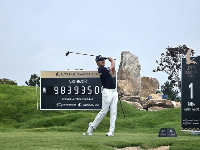 28일 군산오픈CC 3라운드에서 티샷을 날리고 있는 옥태훈. /사진=KPGA 제공