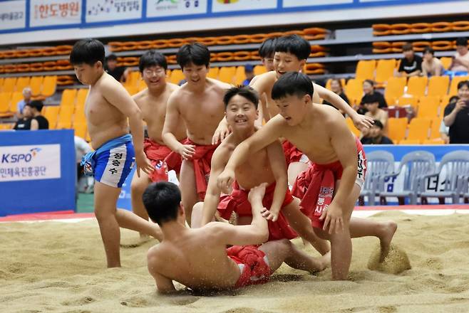 우승 후 기뻐하는 원통초등학교 선수들. /사진=대한씨름협회 제공