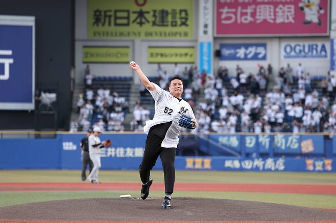 KBO 리그의 살아있는 레전드 김태균이 현역 시절 활약했던 지바 롯데 마린스 유니폼을 입은 채 시구 행사에 임하고 있다. /사진=지바 롯데 마린스 제공