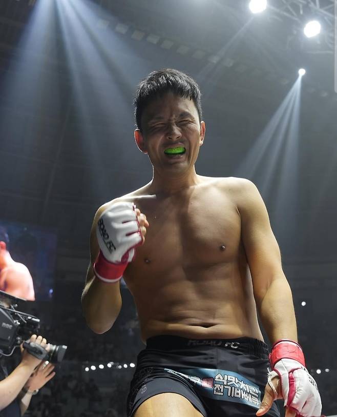 경기가 끝난 뒤 주먹을 불끈 쥔 윤형빈. /사진=로드FC 사회관계망서비스(SNS)