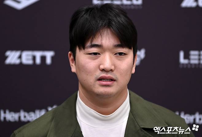 미국프로야구 메이저리그(MLB) 샌디에이고 파드리스에 입단한 '파이어볼러' 고우석이 6일 오전 인천국제공항을 통해 귀국했다.  고우석은 4일 샌디에이고와 2년 총액 450만 달러(약 59억원) 계약에 합의했다. 2024년과 2025년 연봉은 각각 175만 달러, 225만 달러로 상호 옵션 실행 시 고우석은 2026년 연봉 300만 달러를 받는다. 옵션이 실행되지 않을 경우 고우석은 바이아웃 금액 50만 달러를 수령한다. 2024~2026년 인센티브 금액까지 포함하면 최대 940만 달러를 받을 수 있다. 엑스포츠뉴스 DB