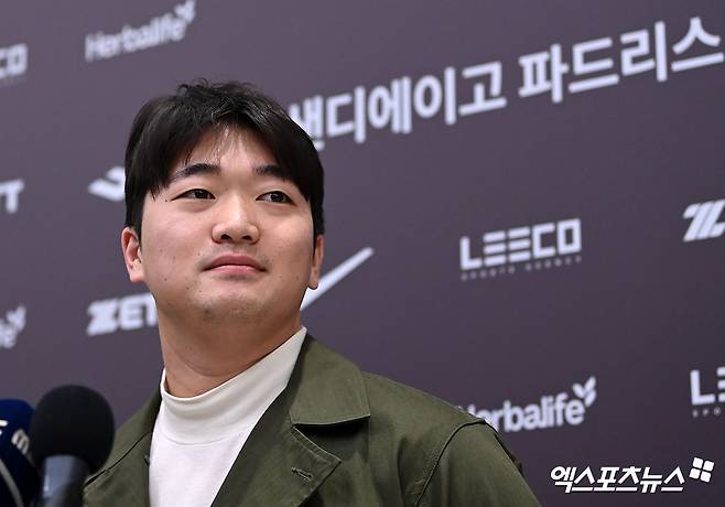 미국프로야구 메이저리그(MLB) 샌디에이고 파드리스에 입단한 '파이어볼러' 고우석이 6일 오전 인천국제공항을 통해 귀국했다.  고우석은 4일 샌디에이고와 2년 총액 450만 달러(약 59억원) 계약에 합의했다. 2024년과 2025년 연봉은 각각 175만 달러, 225만 달러로 상호 옵션 실행 시 고우석은 2026년 연봉 300만 달러를 받는다. 옵션이 실행되지 않을 경우 고우석은 바이아웃 금액 50만 달러를 수령한다. 2024~2026년 인센티브 금액까지 포함하면 최대 940만 달러를 받을 수 있다. 엑스포츠뉴스 DB