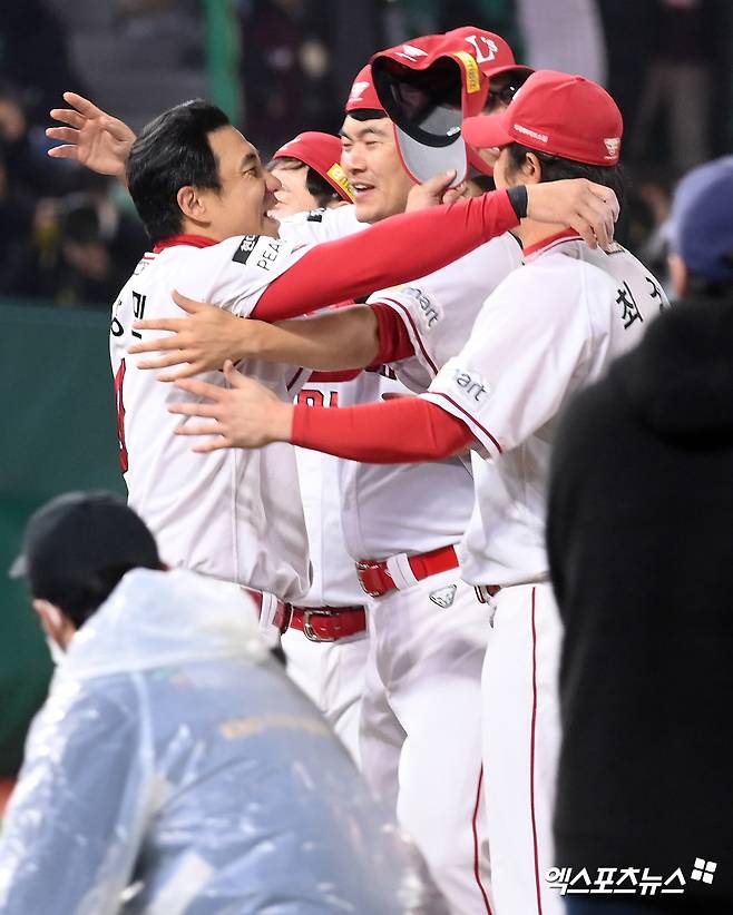 8일 오후 인천SSG랜더스필드에서 열린 '2022 신한은행 SOL KBO리그 포스트시즌' 한국시리즈 6차전 키움 히어로즈와 SSG 랜더스의 경기, SSG가 키움에게 4:3의 스코어로 승리하며 통합 우승을 차지했다.  경기 종료 후 SSG 김강민, 노경은, 최정이 승리의 기쁨을 나누고 있다. 엑스포츠뉴스 DB