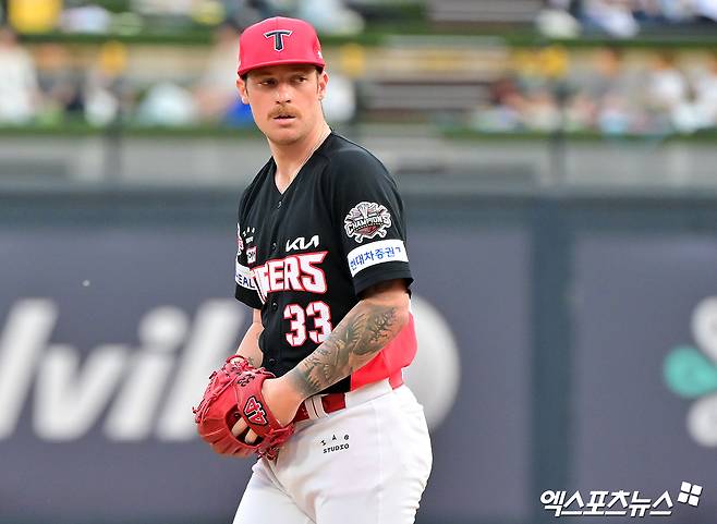 21일 오후 수원KT위즈파크에서 열린 '2025 신한 SOL Bank KBO리그' KIA 타이거즈와 KT 위즈의 경기, 1회말 KIA 선발투수 올러가 공을 힘차게 던지고 있다. 엑스포츠뉴스 DB