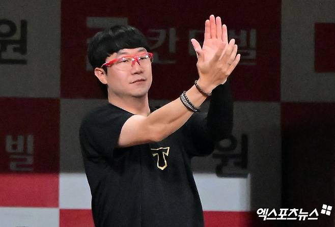 26일 오후 서울 구로구 고척스카이돔에서 열린 '2025 신한 SOL Bank KBO리그' KIA 타이거즈와 키움 히어로즈의 경기, KIA 양현종이 7회말 무실점 호투를 선보인 전상현에게 박수를 보내고 있다. 엑스포츠뉴스 DB