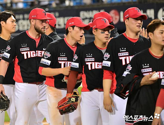 4일 오후 서울 송파구 잠실야구장에서 열린 '2025 신한 SOL Bank KBO리그' KIA 타이거즈와 두산 베어스의 경기, KIA가 위즈덤의 결승 투런 홈런과 최원준의 투런 홈런에 힘입어 두산에 8:3 승리를 거뒀다.  KIA 이범호 감독이 선수들과 함께 기뻐하고 있다. 엑스포츠뉴스 DB