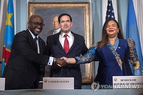 루미오 美국무 앞에서 악수하는 르완다 외무장관과 민주콩고 외무장관 [AP=연합뉴스]