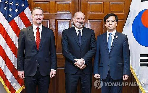 미국 상무부 장관과 미국무역대표부 만난 여한구 통상교섭본부장     (서울=연합뉴스) 여한구 통상교섭본부장이 23일(현지시간) 미국 워싱턴 DC 상무부 회의실에서 제이미슨 그리어 미국 무역대표부 대표(왼쪽부터), 하워드 러트닉 미국 상무부 장관과 면담을 마친 후 기념 촬영하고 있다. 2025.6.24 [산업통상자원부 제공. 재판매 및 DB 금지]
    photo@yna.co.kr 
(끝)