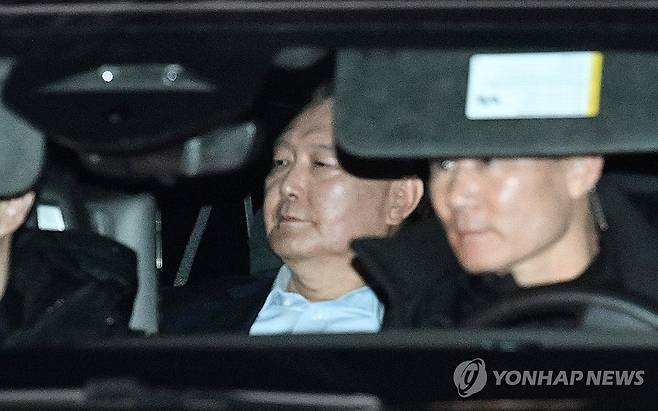 윤석열 전 대통령 (과천=연합뉴스) 임화영 기자 = 윤석열 대통령이 지난 1월 15일 오후 경기 과천시 고위공직자범죄수사처에서 조사를 마치고 서울구치소로 이동하고 있다. 2025.1.15 [공동취재] hwayoung7@yna.co.kr
