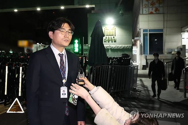 용산 압수수색 브리핑하는 경찰 (서울=연합뉴스) 한상균 기자 = 경찰이 용산 대통령실 압수수색을 시도한 16일 경찰 중대범죄수사과장 박창환 총경이 서울 용산 대통령실 민원실 앞에서 압수수색 관련 브리핑을 하고 있다 .  2025.4.16 [대통령통신사진기자단] xyz@yna.co.kr