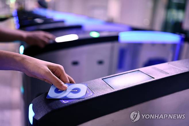 수도권 지하철 기본요금 28일 첫차부터 '1천400원→1천550원' (서울=연합뉴스) 윤동진 기자 = 요금인상을 하루 앞둔 27일 시청역 1호선.
    서울시는 오는 28일부터 지하철 기본요금을 기존 1천400원에서 150원 인상한다고 19일 밝혔다. 2025.6.27 mon@yna.co.kr