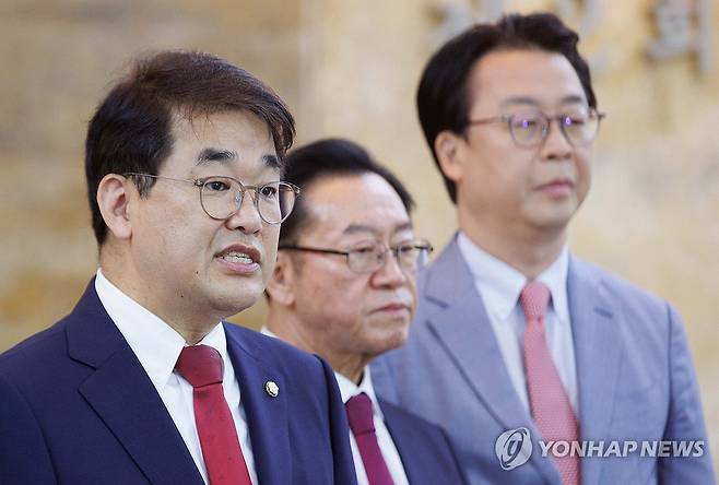 국민의힘 총리 인사특위 기자회견 (서울=연합뉴스) 김민석 국무총리 후보자 인사청문특별위원회 국민의힘 간사를 맡고 있는 배준영 의원이 26일 서울 여의도 국회 로텐더홀에서 기자회견을 하고 있다. 2025.6.26 [국회사진기자단] photo@yna.co.kr