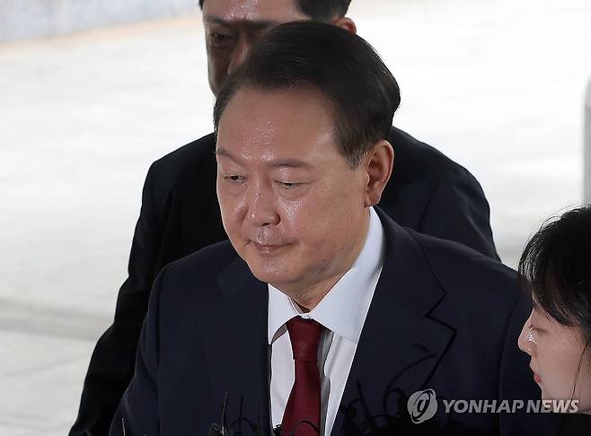 대답없이 출석하는 윤 전 대통령 (서울=연합뉴스) 서명곤 기자 = 윤석열 전 대통령이 28일 피의자 신분으로 내란특검 조사를 받기 위해 서울 서초구 서울고검 청사로 출석하고 있다. 2025.6.28 [공동취재] seephoto@yna.co.kr