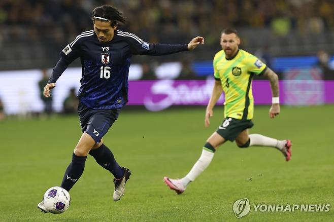 일본 축구대표팀 수비수 마치다 고키(왼쪽). [AP=연합뉴스 자료사진]