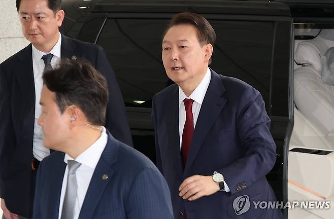 대답없이 출석 (서울=연합뉴스) 서명곤 기자 = 윤석열 전 대통령이 28일 피의자 신분으로 내란특검 조사를 받기 위해 서울 서초구 서울고검 청사로 출석하고 있다. 2025.6.28 [공동취재] seephoto@yna.co.kr