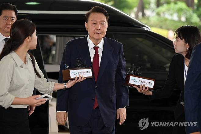 윤석열 전 대통령 고검 현관으로 출석 (서울=연합뉴스) 서명곤 기자 = 윤석열 전 대통령이 28일 피의자 신분으로 내란특검 조사를 받기 위해 서울 서초구 서울고검 청사로 출석하고 있다. 2025.6.28 [공동취재] seephoto@yna.co.kr