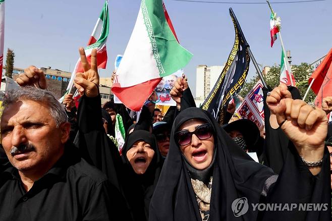 테헤란 공습으로 사망한 이란 군 수뇌부의 장례식에 모인 시민들 [AFP 연합뉴스 자료사진]