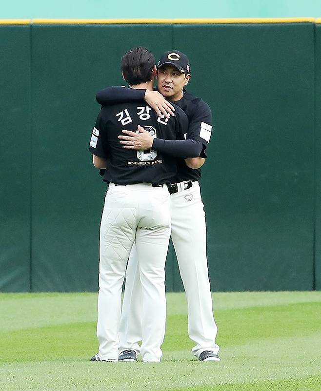 김강민과 최지훈의 포옹 (서울=연합뉴스) 김강민(정면)이 28일 인천 SSG랜더스필드에서 열린 자신의 은퇴식에 SSG 특별 엔트리로 등록돼 중견수로 선발 출장한 뒤, 자신의 교체 선수로 들어온 최지훈과 포옹하고 있다. [SSG 랜더스 제공. 재판매 및 DB금지]