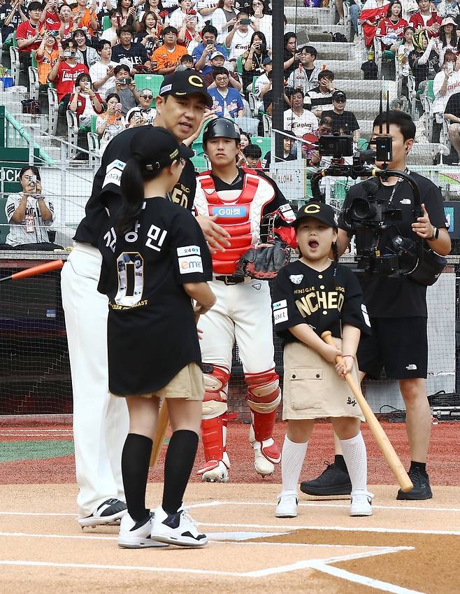 김강민과 그의 딸 (서울=연합뉴스) 김강민이 28일 인천 SSG랜더스필드에서 열린 자신의 은퇴식, 시구 행사에 참여한 딸들과 대화하고 있다. [SSG 랜더스 제공. 재판매 및 DB금지]