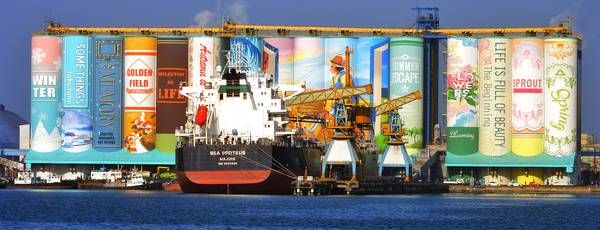 세계에서 가장 큰 야외벽화로 기네스북에 등재된  인천시 중구 인천 내항 7부두 내 사일로(곡물저장고) 벽화. /경인일보 DB