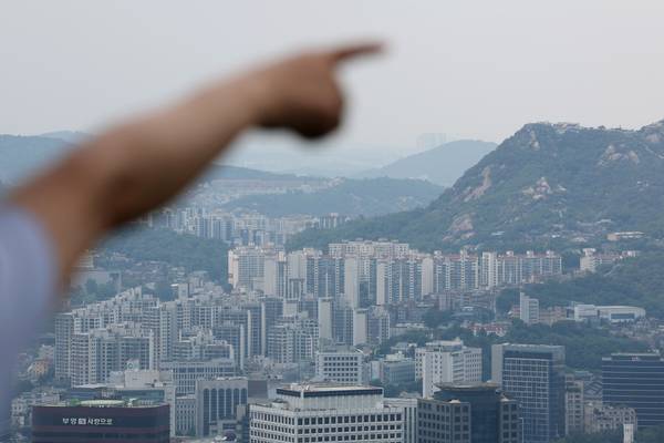 7월부터 ‘3단계 스트레스 DSR’이 시행되는 등 대출규제가 강화돼 수도권 무주택 실수요자들의 한숨이 커질 전망이다. 사진은 서울시내 모습. 2025.6.19 /연합뉴스