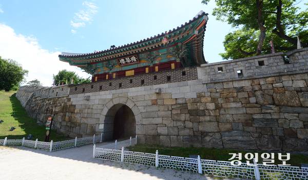 ‘삼도부’에 그려지는 고려시대 강화는 분명, 문화(文化)로 문화(文華)를 이룬 ‘문화 수도’이기도 했다. 인천 강화는 우리나라 ‘문화 샘터’라 부르기에 부족함이 없다. 경인일보가 강화에서 화려하게 꽃핀 고려 문화의 자취를 찾아 떠난다. 사진은 강화산성 서문. /경인일보DB