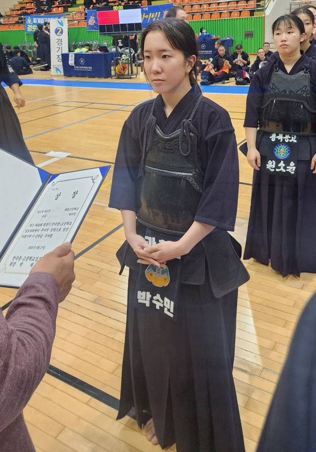 29일 전남 장흥실내체육관에서 폐막한 대회 여고부 개인전서 우승한 박수민(과천고)이 시상식에서 상장을 받고 있다. 사진=과천고등학교