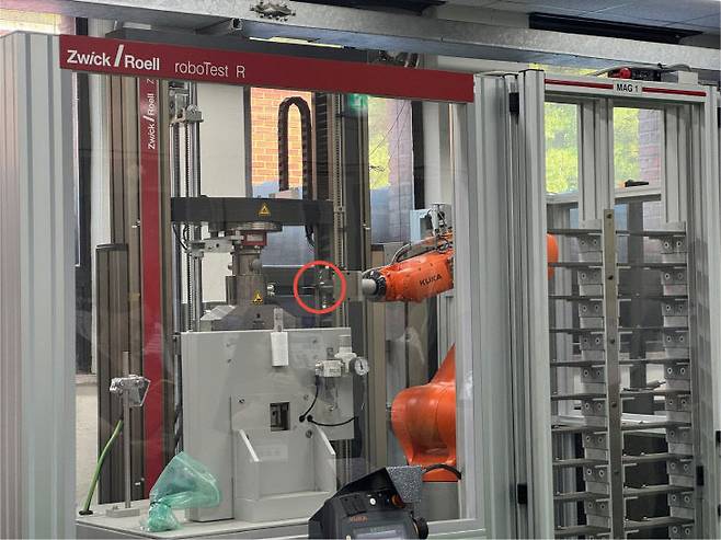 재료연 오토노머스랩에 구축된 자동 만능인장시험기가 시편 인장 시험을 자동으로 실시하고 있다. 임효인 기자