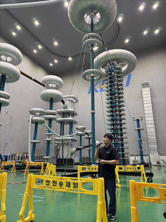 전기연 고전압시험실 김기병 선임기술원이 인공 낙뢰에서 전력기기가 안전한지를 시험하는 설비에 대해 설명하고 있다. 임효인 기자