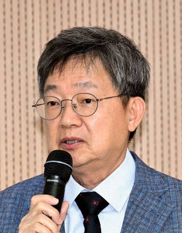이승구 충남대 연구부총장이 김정겸 충남대 총장의 축사를 대독하고 있다.
