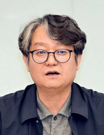 허창수 충남대 교육학과 교수가 박백범 전 교육부 차관의 발제문을 대독하고 토론의 좌장을 맡아 사회보고 있다.