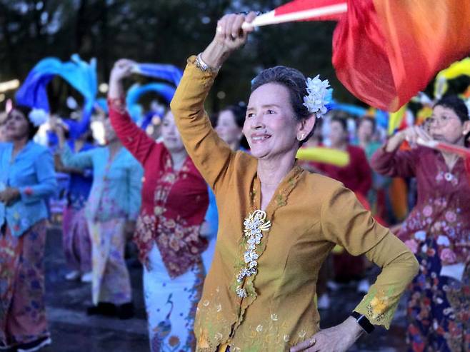 페라나칸 축제의 공연 참가자들이 즐거운 표정으로 방문객들을 맞이하고 있다. 사진=IFEA 아시아지부 제공.