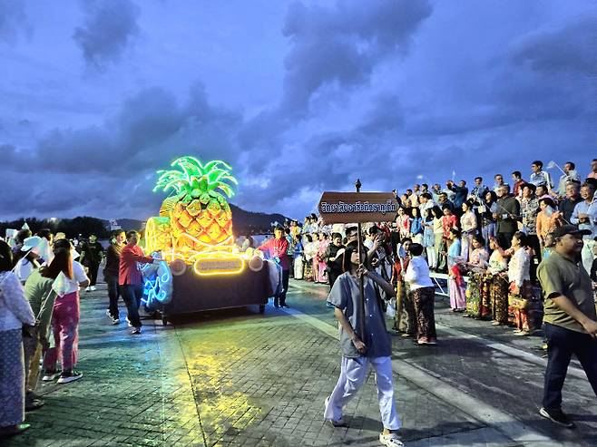 페라나칸 축제의 퍼레이드 모습.