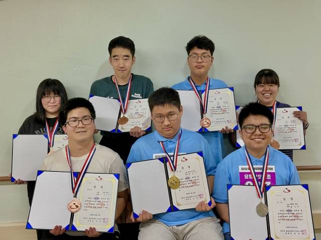 ▲ 꽃동네학교 학생 7명이 최근 제천 대원대학교에서 열린 2025 중부권 발달장애인 기능경기대회에 참가해 요양보호보조 직종에서 입상했다./꽃동네학교 제공