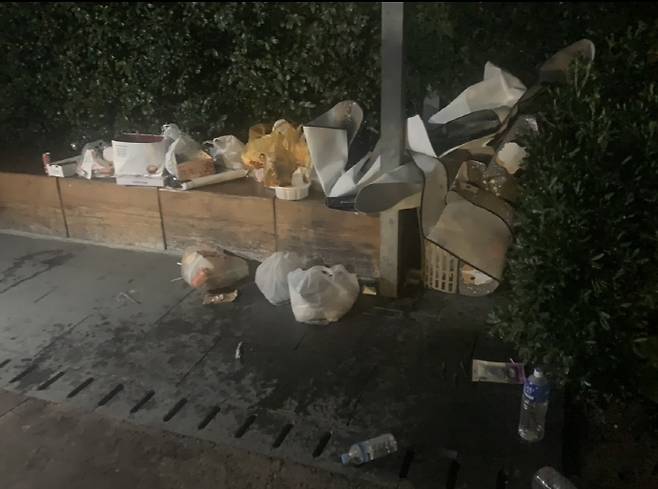 28일 광주 동구 국립아시아문화전당(ACC) 하늘마당 인근에 버려진 쓰레기. /박건우 기자