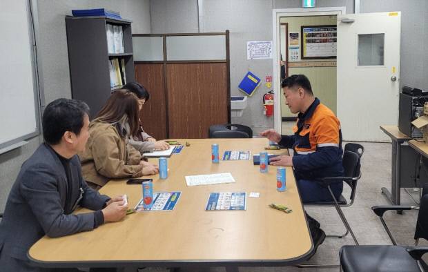 광양시 일자리지원센터 직원들이 구인을 원하는 기업의 관계자(오른쪽)를 대상으로 필요로 하는 인력 수요 등에 대해 얘기를 나누고 있다. <광양시 제공>