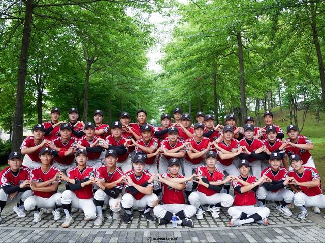 지난해 청룡기 등 전국 고교야구대회에서 3관왕을 거둔 전주고 야구부가 청룡기 2연패를 향해 순항하고 있다. 지난 28일 예선 1회전에서 첫 승을 거둔 전주고 야구부 선수들이 기념촬영을 하고 있다. /전주고 총동문회 제공