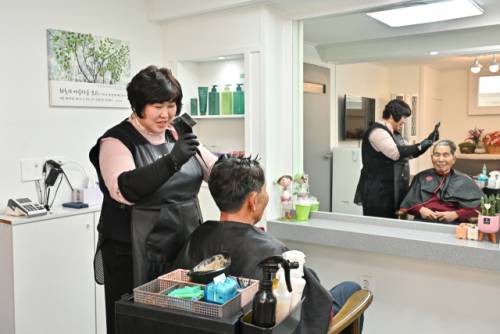 ◇정선군이 2021년 도내 최초로 시행한 어르신 목욕·이미용 지원 서비스 ‘실버에티켓’의 지원 금액을 7월 1일부터 연간 12만원에서 연간 18만원으로 확대 지원한다. 사진은 어르신의 실버에티켓 이용 모습.