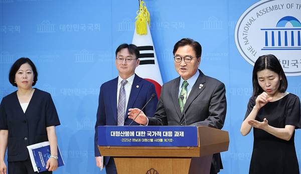 우원식 국회의장이 27일 서울 여의도 국회 소통관에서 열린 '대형산불에 대한 국가적 대응 과제' 특별보고서 발간 기념 기자브리핑에서 인사말을 하고 있다. 연합뉴스