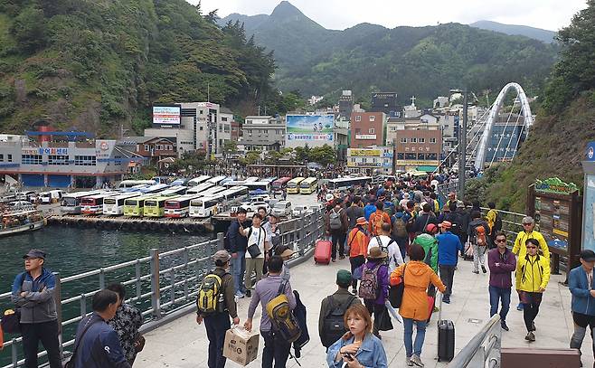 울릉도 도동항을 통해 울릉읍 도동리로 진입하는 관광객. /김두한 기자