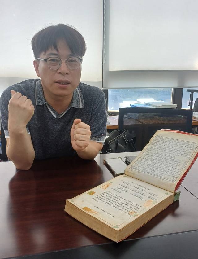 고 곽상석 용사의 장남인 곽대훈 더얀애드 대표(계명대 경영학과 겸임교수)가 부친의 기록물에 대해 설명하고 있다. 김명규 기자
