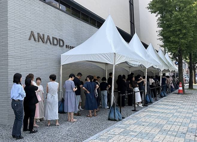 지난 28일 '어나드 범어' 견본주택 입장을 기다리는 관람객들이 대기줄을 형성하고 있다. <어나드 범어 제공>