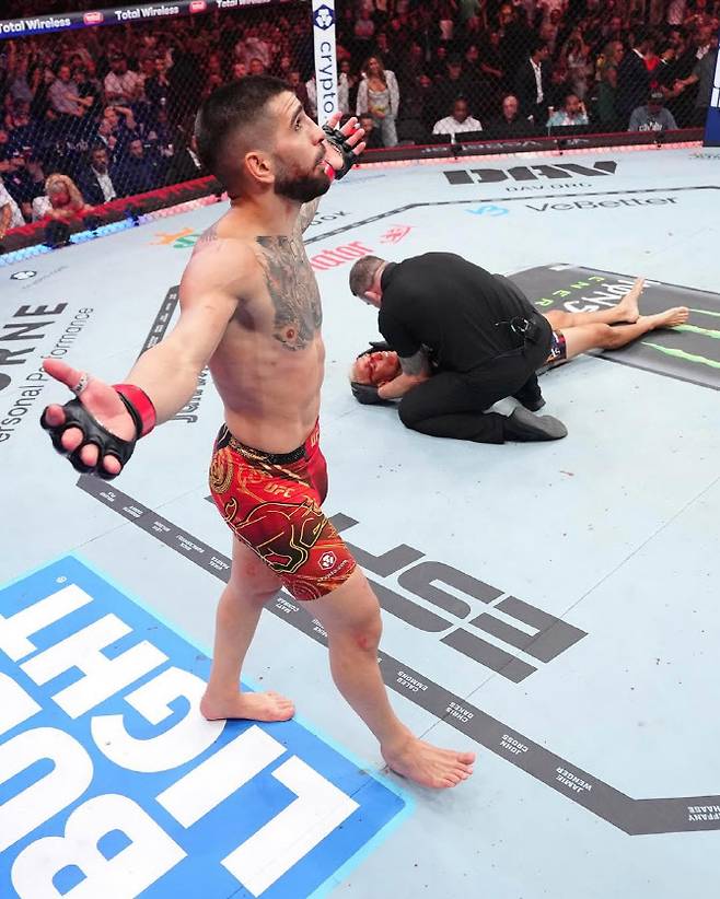 일라야 토푸리아가 찰스 올리베이라를 KO시킨 뒤 기뻐하고 있다. 사진=UFC