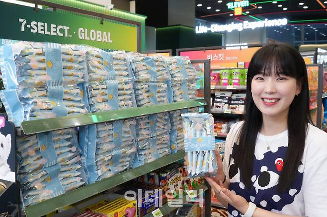 모델이 슈가버터샌드트리 제품을 소개하고 있는 모습 (사진=세븐일레븐)