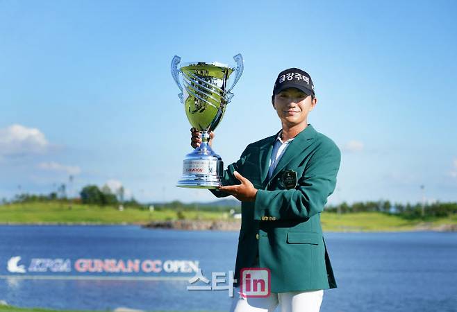 옥태훈이 29일 전북 군산시의 군산 컨트리클럽 토너먼트 코스에서 열린 KPGA 투어 군산CC 오픈 최종 4라운드에서 우승을 차지한 뒤 트로피를 들고 기념 촬영을 하고 있다.(사진=이데일리 골프in 김상민 기자)
