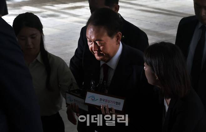 [이데일리 방인권 기자] 윤석열 전 대통령이 28일 오전 대면 조사를 받기 위해 서울 서초구 서울고검에 마련된 내란특검 사무실로 출석하고 있다.