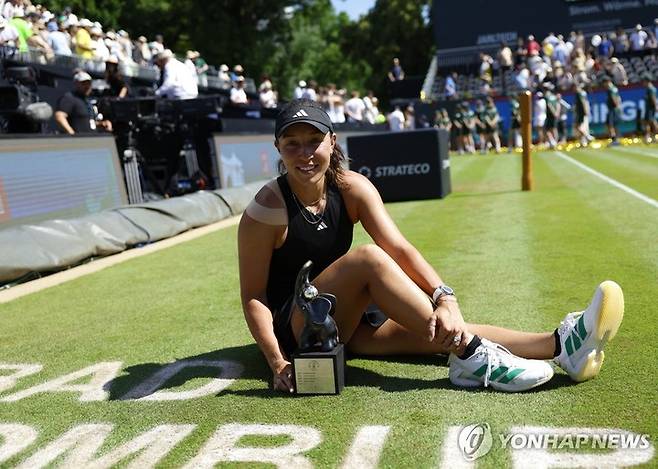 미국의 제시카 페굴라가 2025년 6월 28일 독일 서부 바트홈부르크에서 열린 WTA 바트홈부르크 오픈 테니스 대회 결승전에서 우승을 차지한 뒤 트로피에 입을 맞추고 있다. 페굴라는 결승에서 폴란드의 이가 시비옹테크를 세트 스코어 2-0(6-4, 7-5)으로 꺾고 정상에 올랐다.